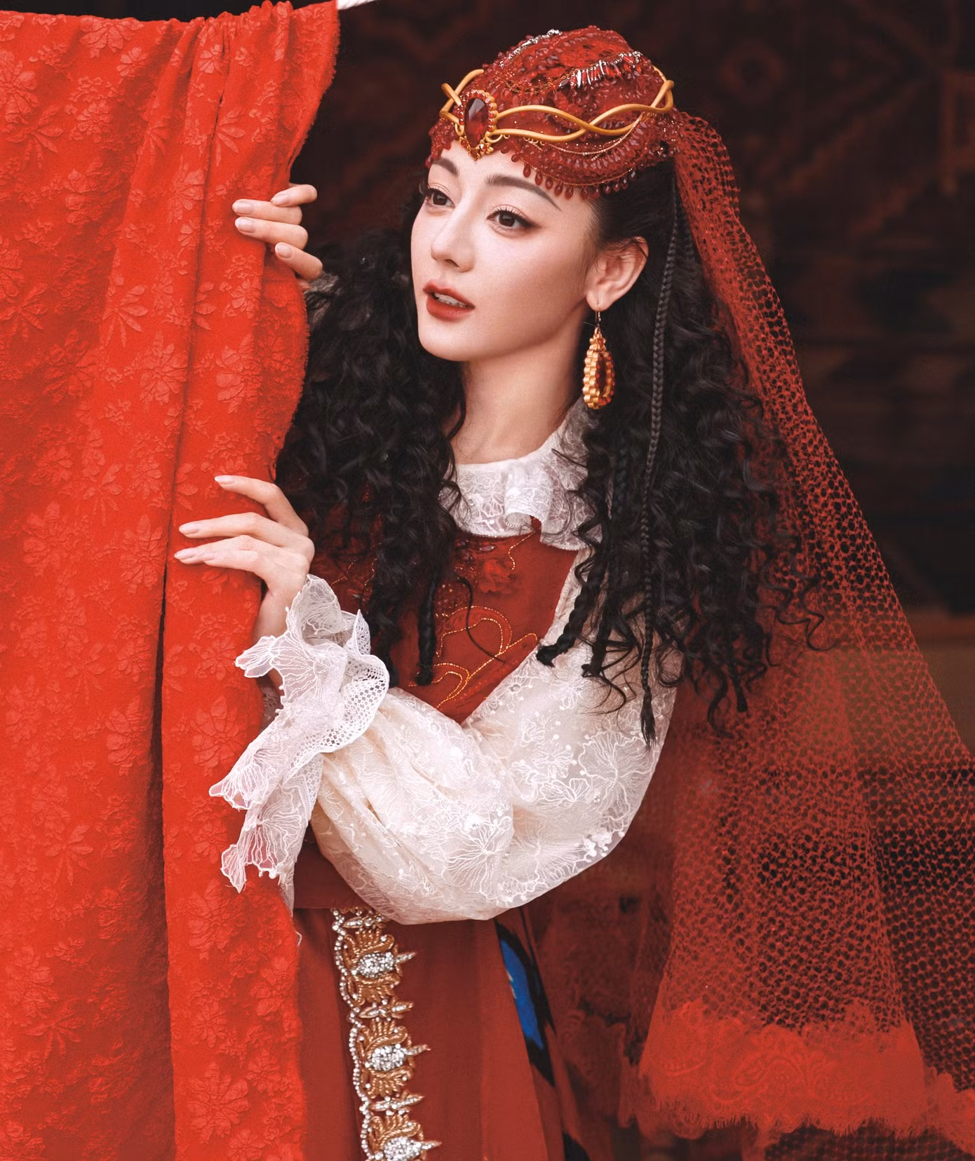 Tạo hình của Địch Lệ Nhiệt Ba được ví là bông hoa lựu nở rộ xinh đẹp. Nữ diễn viên được đánh giá cao với màn múa uyển chuyển, quyến rũ.