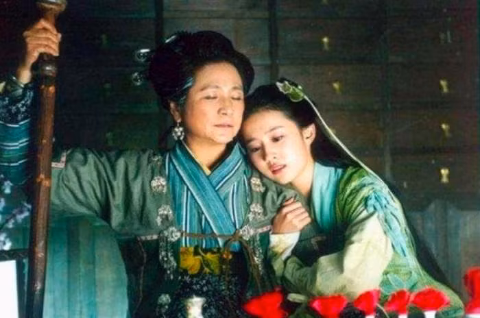 Trịnh Bội Bội hai lần hợp tác với Lưu Diệc Phi trong Tiên kiếm kỳ hiệp và Mulan.