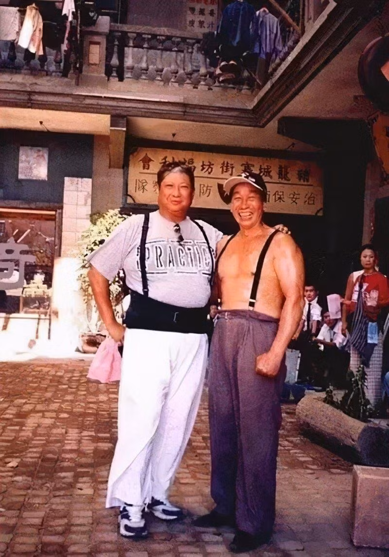 Hồng Kim Bảo trên phim trường Tuyệt đỉnh Kungfu, sau đó, Viên Hòa Bình tới thay thế làm chỉ đạo võ thuật.