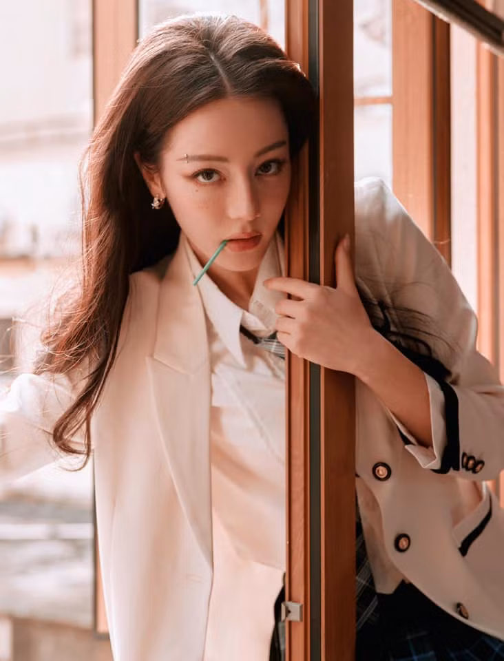 Địch Lệ Nhiệt Ba thu hút khán giả nhờ khả năng tham gia chương trình giải trí. Tuy nhiên, diễn xuất của cô là điều đáng lo ngại.
