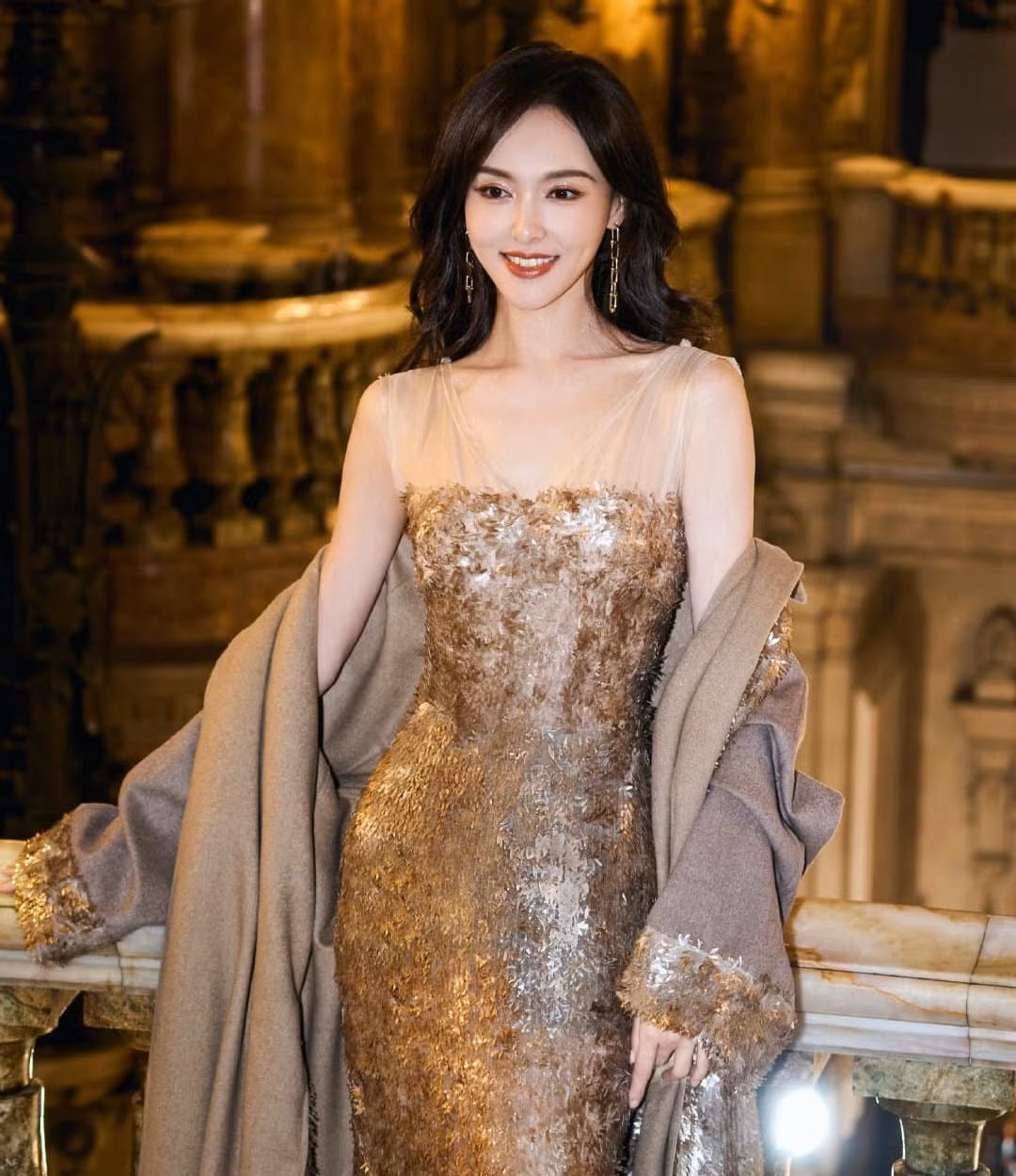 Trong suốt 3 năm, Đường Yên không tham gia dự án nào khác, chỉ tập trung cho Phồn hoa. Thế nhưng, trong dự án này, cô chỉ đảm nhiệm vai nữ phụ. Do đó, người hâm mộ lo lắng Đường Yên có ít tác phẩm. Sự xuất hiện của Đường Yên ít tới mức tài khoản cá nhân của cô trên mạng xã hội Weibo giảm tương tác mạnh.