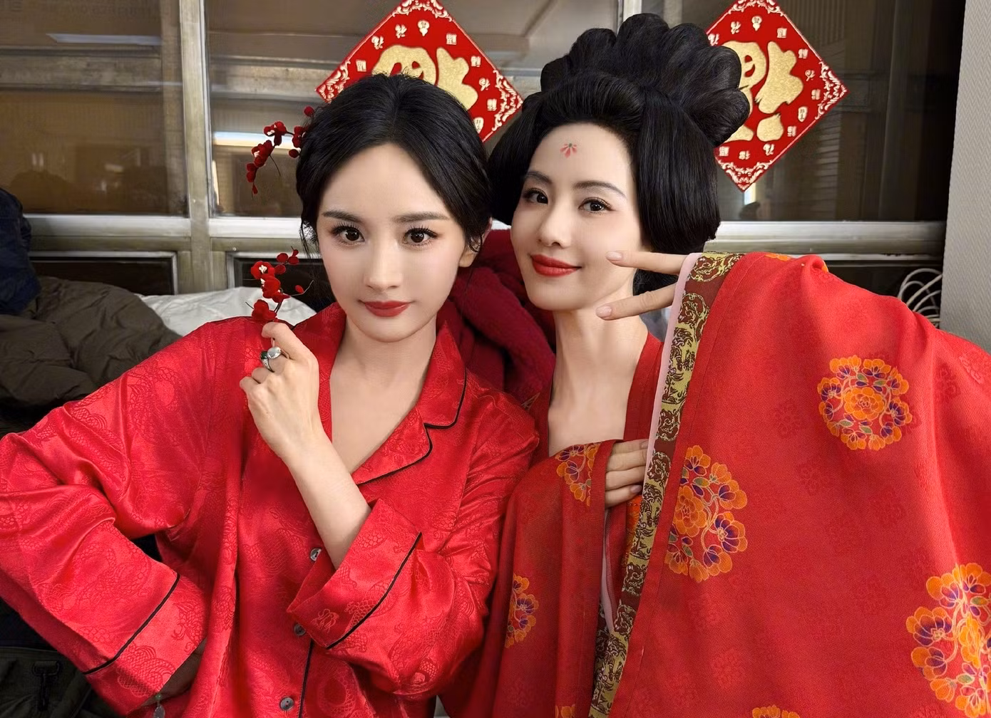 Sau khi kết thúc màn trình diễn, các nghệ sĩ đã có dịp chụp hình kỷ niệm, trò chuyện trong lúc chờ đón năm mới. Xuân Vãn 2024 được đánh giá là thú vị, hấp dẫn, mang nhiều ý nghĩa tôn vinh các giá trị văn hóa truyền thống. Trong ảnh Dương Mịch (trái) và cô bạn thân Lưu Thi Thi đọ sắc cùng nhau.