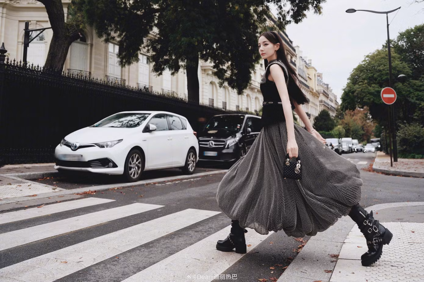 Địch Lệ Nhiệt Ba mặc trang phục trong BST Dior Cruise 2025 của nhà mốt. Tạo hình của nữ diễn viên được khen sang trọng, có điểm nhấn.