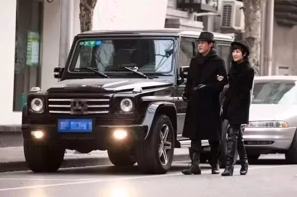 Vợ chồng Lục Nghị bên những chiếc siêu xe mà họ sở hữu.