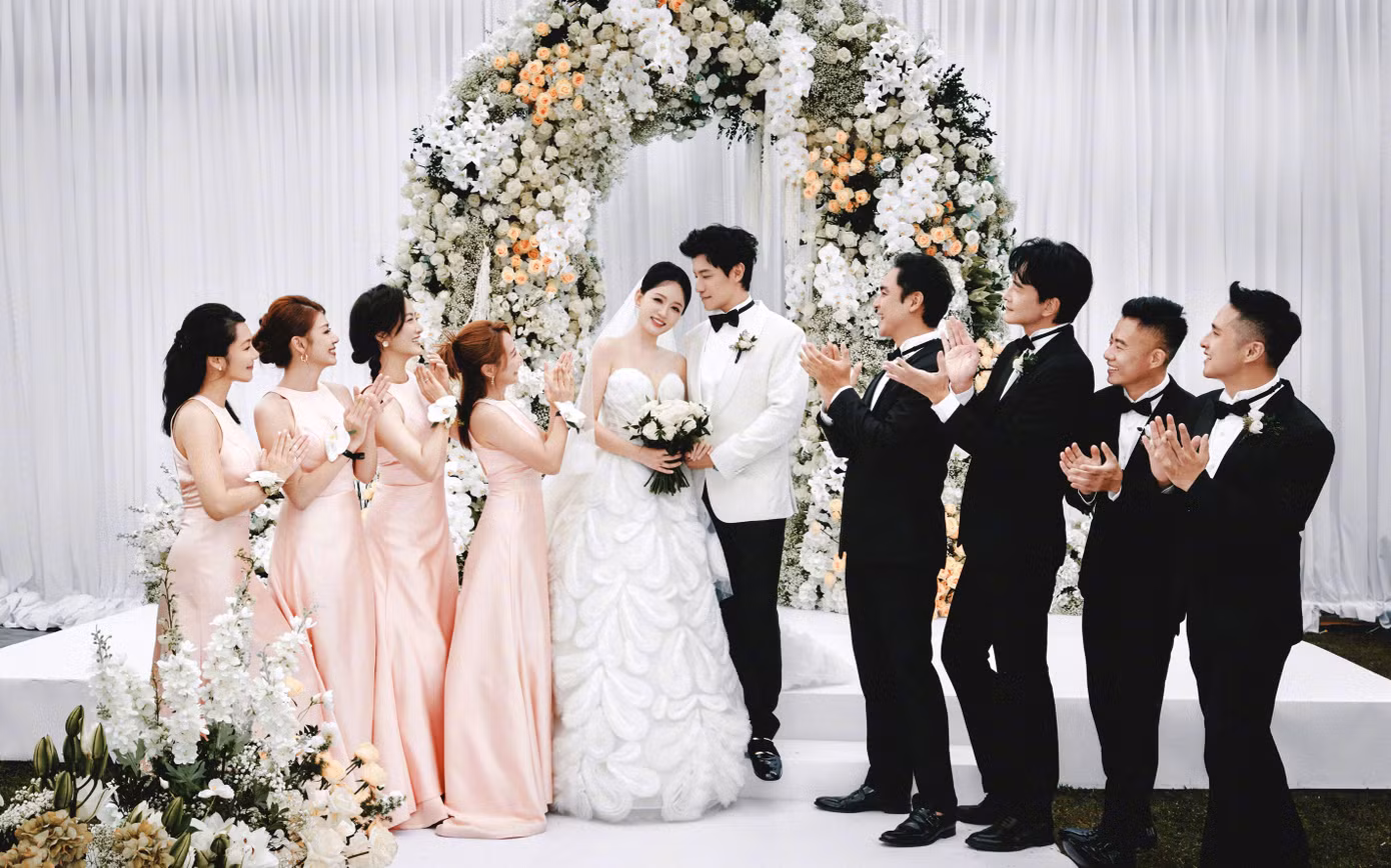 "Chồng yêu, anh là người yêu, là gia đình, là người bạn tốt nhất của em. Là người đồng hành hoàn mỹ nhất, kiêm lái xe, đầu bếp riêng, người chỉ đường, ngẫu nhiên còn là huấn luyện viên của em. Hai chúng ta ở bên cạnh nhau luôn tràn ngập sự mới mẻ lý thú, có thể nói rất nhiều chuyện, cùng nhau du lịch, khám phá Đài Bắc bằng xe đạp, cùng nhau ăn nhiều món ngon, xem phim. Chúng ta hai người mỗi ngày đều quấn quýt bên nhau. Em nghĩ chúng ta luôn cảm thấy vui vẻ khi có đối phương ở bên mới là ý nghĩa của việc kết hôn", Trần Kiều Ân đọc lời thề trong hôn lễ. "Chồng yêu, anh là người yêu, là gia đình, là người bạn tốt nhất của em. Là người đồng hành hoàn mỹ nhất, kiêm lái xe, đầu bếp riêng, người chỉ đường, ngẫu nhiên còn là huấn luyện viên của em. Hai chúng ta ở bên cạnh nhau luôn tràn ngập sự mới mẻ lý thú, có thể nói rất nhiều chuyện, cùng nhau du lịch, khám phá Đài Bắc bằng xe đạp, cùng nhau ăn nhiều món ngon, xem phim. Chúng ta hai người mỗi ngày đều quấn quýt bên nhau. Em nghĩ chúng ta luôn cảm thấy vui vẻ khi có đối phương ở bên mới là ý nghĩa của việc kết hôn", Trần Kiều Ân đọc lời thề trong hôn lễ.