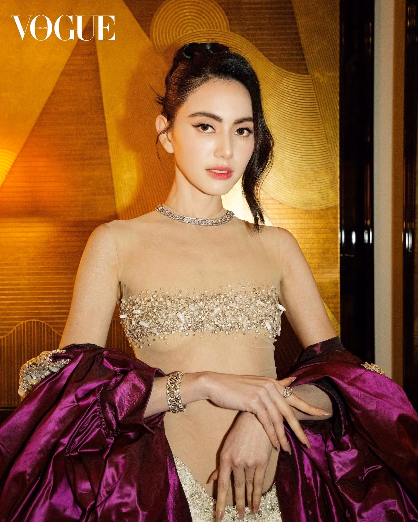 Trong khi đó, mỹ nhân Thái Lan Mai Davika mặc sản phẩm trong BST xuân hè của Miss Sohee 2024. Bộ trang phục đắt giá được đính kim cương với những thiết kế cắt may khéo léo giúp ngôi sao Tình người duyên ma khoe được vòng eo phẳng lỳ.