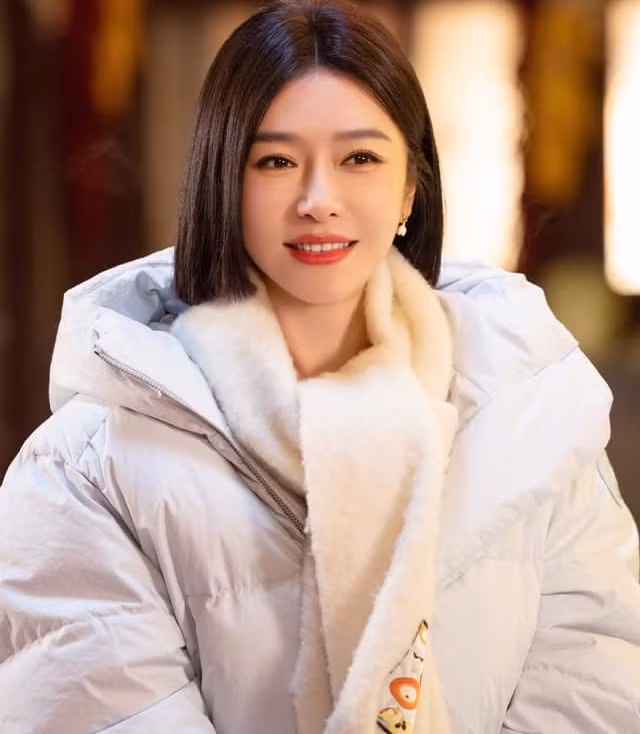 Ngôi sao Diên Hi công lược - Tần Lam thể hiện điệu múa khăn đặc trưng của vùng Đông Bắc trong Xuân Vãn 2024 và trình bày ca khúc Nắng ấm ngày đông.
