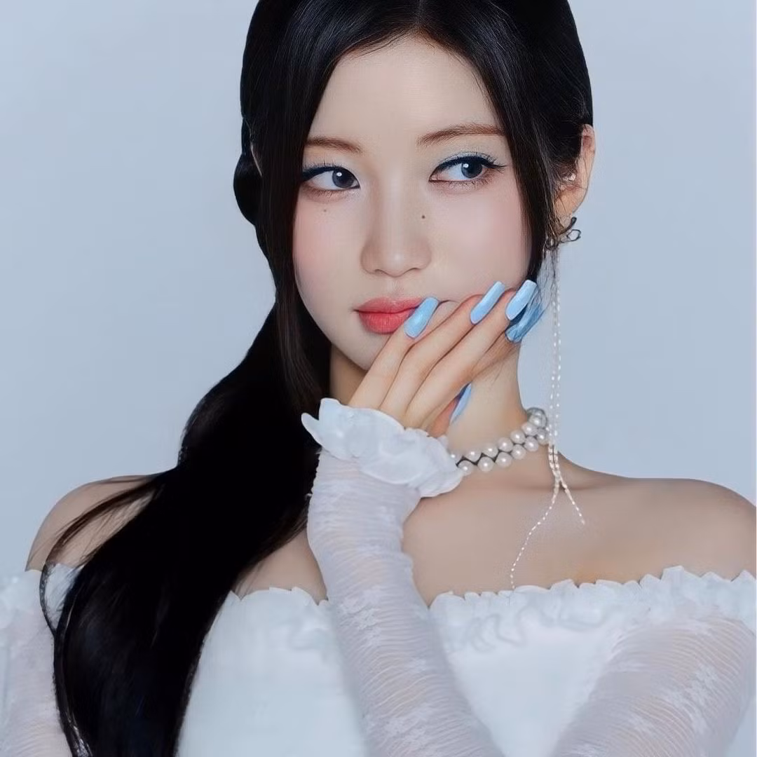 Rapper Asa kết hợp váy ôm trễ vai ôm sát body đi cùng với corset thu hút mọi ánh nhìn.