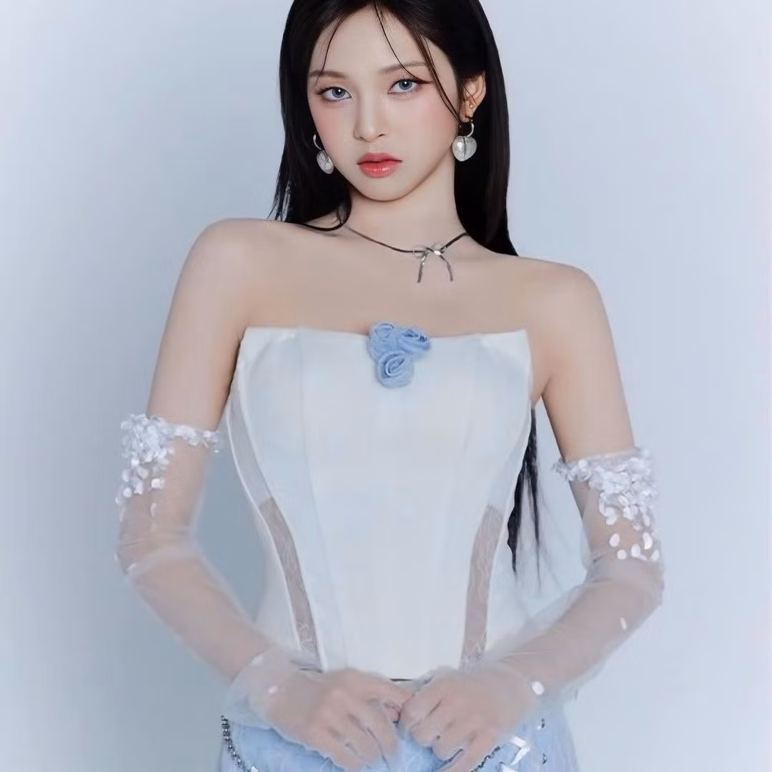 Em út Chiquita khoe trọn vẻ sexy, cá tính trong chiếc áo corset được phối từ hai chất liệu xu hướng denim và ren. Chi tiết cắt xẻ, thắt eo tinh tế đủ khoe lên đường cong của cô gái trẻ.