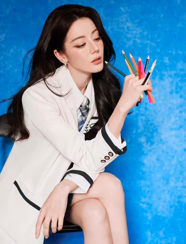 Địch Lệ Nhiệt Ba thu hút khán giả nhờ khả năng tham gia chương trình giải trí. Tuy nhiên, diễn xuất của cô là điều đáng lo ngại.