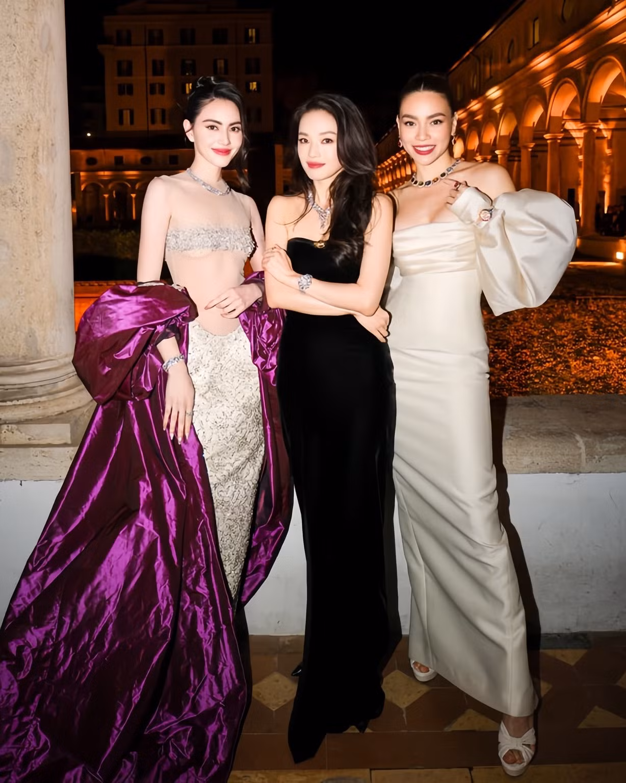Tối 22/5, nữ diễn viên Thư Kỳ tham gia sự kiện của hãng trang sức cao cấp Bvlgari. Ngoài ra, chương trình còn có sự góp mặt của hai ngôi sao nổi tiếng là diễn viên Thái Lan Mai Davika và ca sĩ Hồ Ngọc Hà của Việt Nam.
