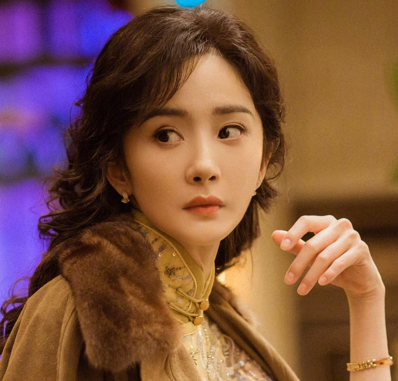Dương Mịch và Triệu Lệ Dĩnh là đối thủ trong nhiều năm. Do đó, khi Dương Mịch có nhiều bài chê bai, danh tiếng tụt dốc, người hâm mộ cho rằng đây là chiêu trò bôi xấu của Triệu Lệ Dĩnh.