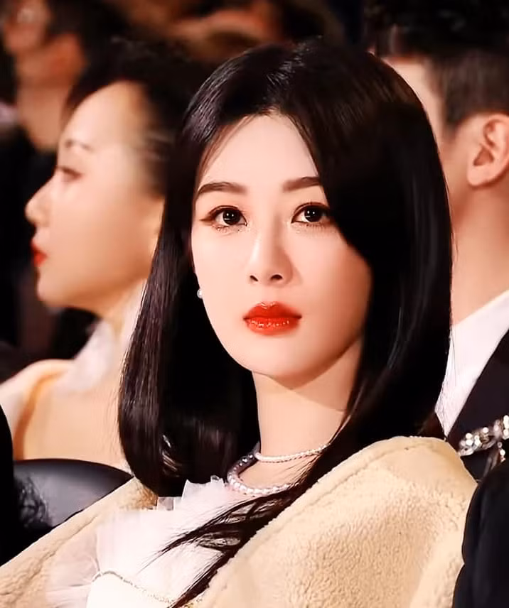 Triệu Lệ Dĩnh (trái) và Dương Tử gây chú ý khi được đề cử Thị hậu giải Bạch Ngọc Lan.