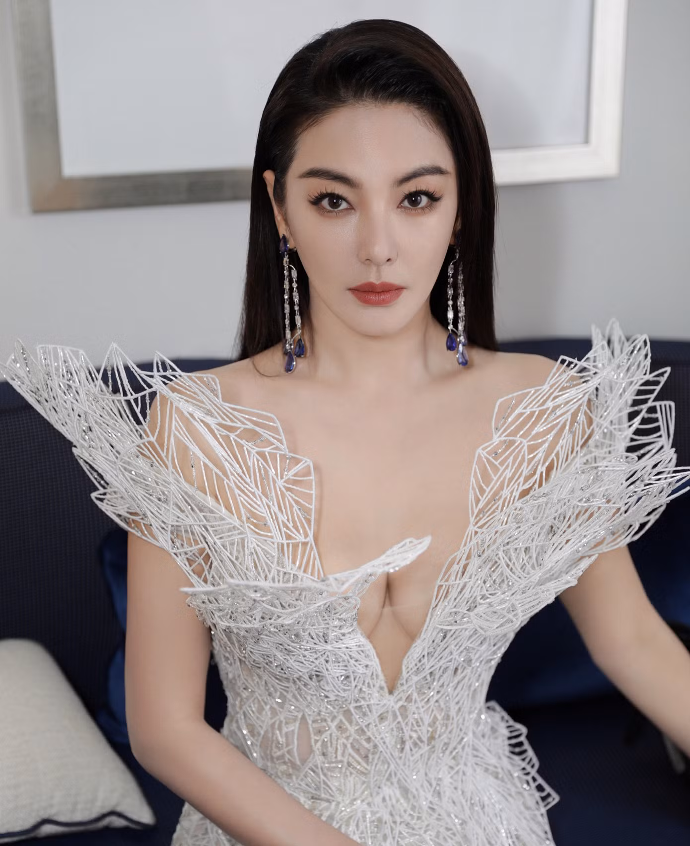 Trương Vũ Kỳ ngoài đời sống phóng khoáng và không ngại điều tiếng dư luận. Cô từng có hai cuộc hôn nhân sóng gió. Lần đầu, chồng cô là đạo diễn Vương Toàn An bị bắt vì tội mua dâm. Lần thứ hai, nữ diễn viên từng dùng dao đâm chồng là CEO Viên Ba Nguyên, sau đó nhanh chóng ly hôn. Chưa dừng lại ở đó, cả hai còn lên mạng xã hội đấu tố nhau. Viên Ba Nguyên chỉ trích Trương Vũ Kỳ ngoại tình với trai trẻ, rồi bị lừa tiền. Nhưng ít lâu sau đó, Viên Ba Nguyên và tình trẻ của vợ cũ lại nói chuyện vui vẻ với nhau trên máy bay.