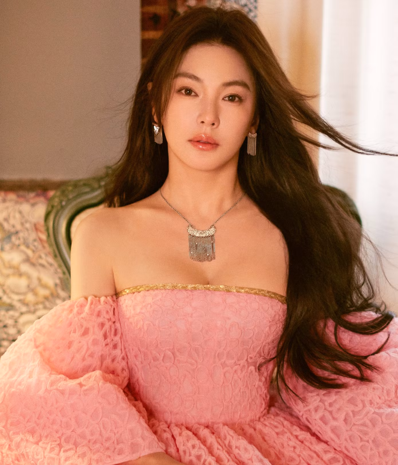Trương Vũ Kỳ sinh năm 1987, từng được mệnh danh là "Song Hye Kyo của Trung Quốc". Cô nổi lên sau khi tham gia bộ phim Siêu khuyển thần thông của Châu Tinh Trì. Nữ diễn viên có mối quan hệ tốt với Vua hài Hong Kong. Năm 2016, cô tiếp tục đóng phụ trong dự án Mỹ nhân ngư của Tinh Gia.