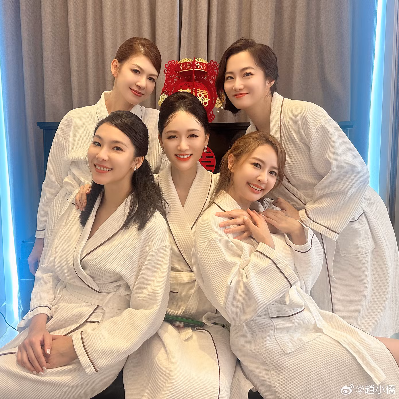 QQ cho biết thêm vợ chồng Trần Kiều Ân chi khoảng 3 triệu USD cho dịp trọng đại, trong đó mỗi phần quà dành cho khách mời sẽ trị giá 10.000 NDT (khoảng hơn 1.400 USD). Hộp quà cưới của nữ diễn viên cũng được khen ngợi rất có tâm. QQ cho biết thêm vợ chồng Trần Kiều Ân chi khoảng 3 triệu USD cho dịp trọng đại, trong đó mỗi phần quà dành cho khách mời sẽ trị giá 10.000 NDT (khoảng hơn 1.400 USD). Hộp quà cưới của nữ diễn viên cũng được khen ngợi rất có tâm.
