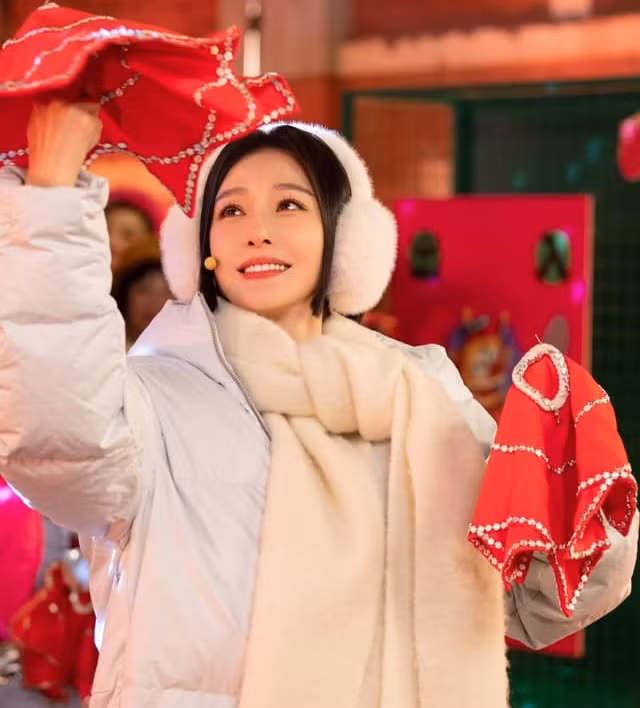 Ngôi sao Diên Hi công lược - Tần Lam thể hiện điệu múa khăn đặc trưng của vùng Đông Bắc trong Xuân Vãn 2024 và trình bày ca khúc Nắng ấm ngày đông.