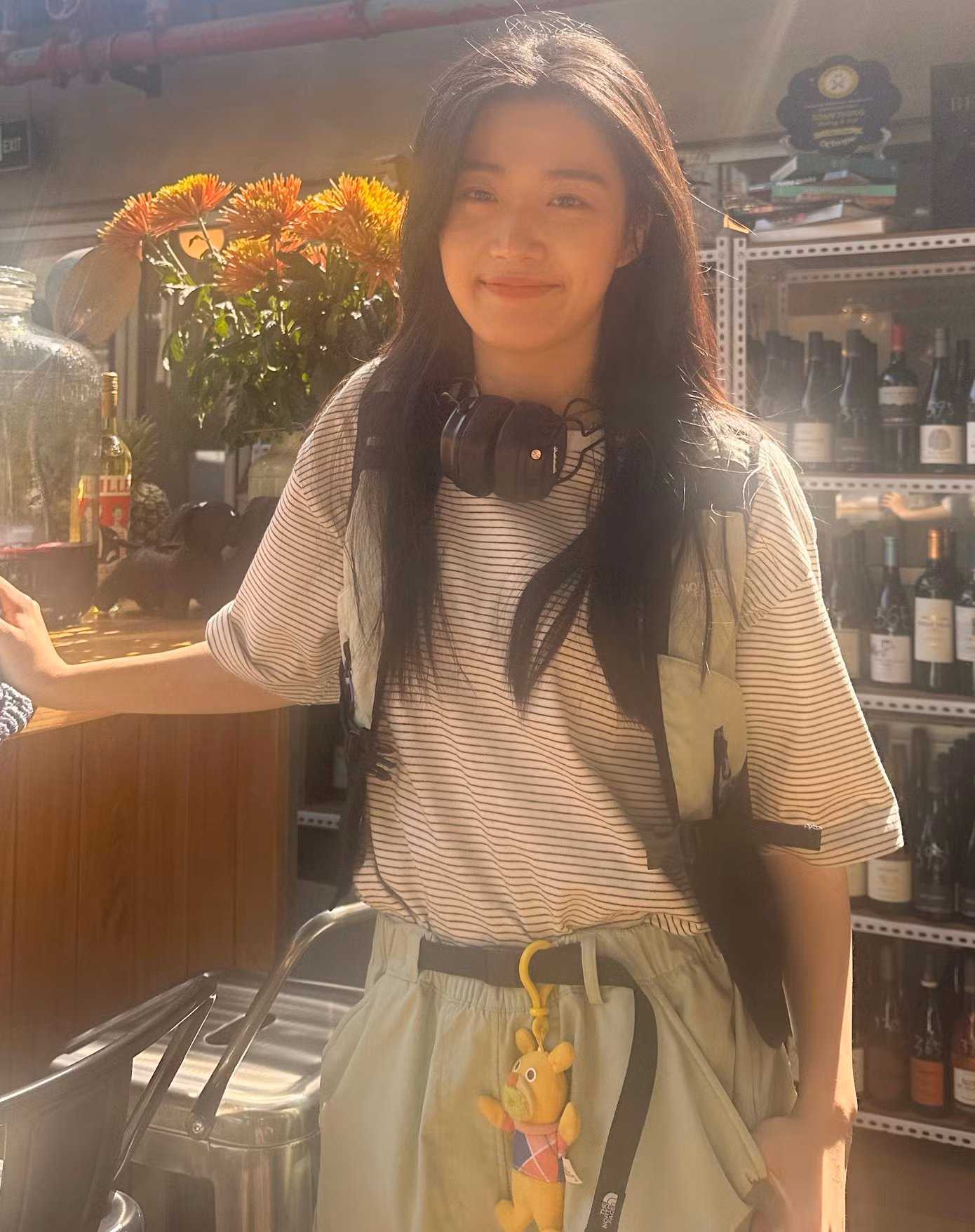 Không những vậy, ngôi sao Vân Chi Vũ còn không chăm chút ngoại hình mỗi khi xuất hiện. Đầu tháng 4, một người hâm mộ của Lư Dục Hiểu bày tỏ sẽ không làm fan của nữ diễn viên vì quá nản trước phong cách xấu của cô. Người này cho rằng thời trang của Lư Dục Hiểu khi tham gia các sự kiện công khai kém nổi bật "tóc tai rũ rượi", "lưng gù cổ cong không tự tin", "chân vòng kiềng", "cô ấy là minh tinh nhếch nhác, lôi thôi nhất". Khi tham gia show cùng nam diễn viên Vương Tinh Việt (sinh năm 2002), phong cách xuề xòa khiến Lư Dục Hiểu bị ví là "bác gái của Vương Tinh Việt".
