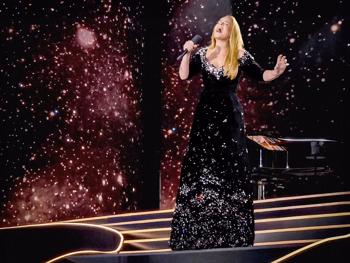 Thiết kế váy tuyệt đẹp giúp Adele tỏa sáng trên sân khấu.