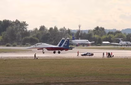 Video 'tiêm kích Su-30 đua với siêu xe Ferrari' hot nhất tuần qua ảnh 3