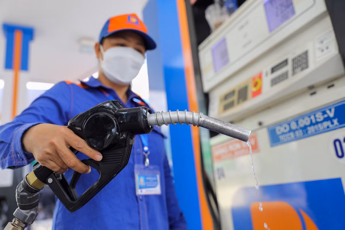 Giá xăng dầu giảm mạnh từ 15h00 ngày 8/8. Ảnh: VGP.