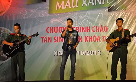 Các chàng trai trong CLB Guitar bay bổng trong các bài hát ngợi ca quê hương, đất nước