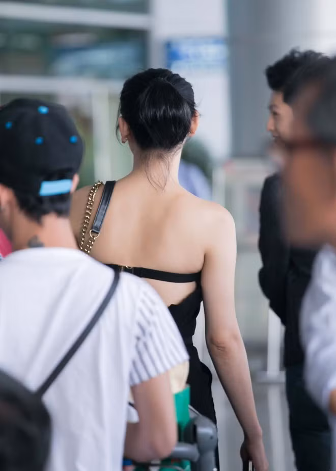 Xuất hiện tại sân bay Tân Sơn Nhất sau chuyến bay dài, Lâm Chi Khanh thu hút nhiều ánh nhìn bởi bộ trang phục khá gợi cảm và quyến rũ