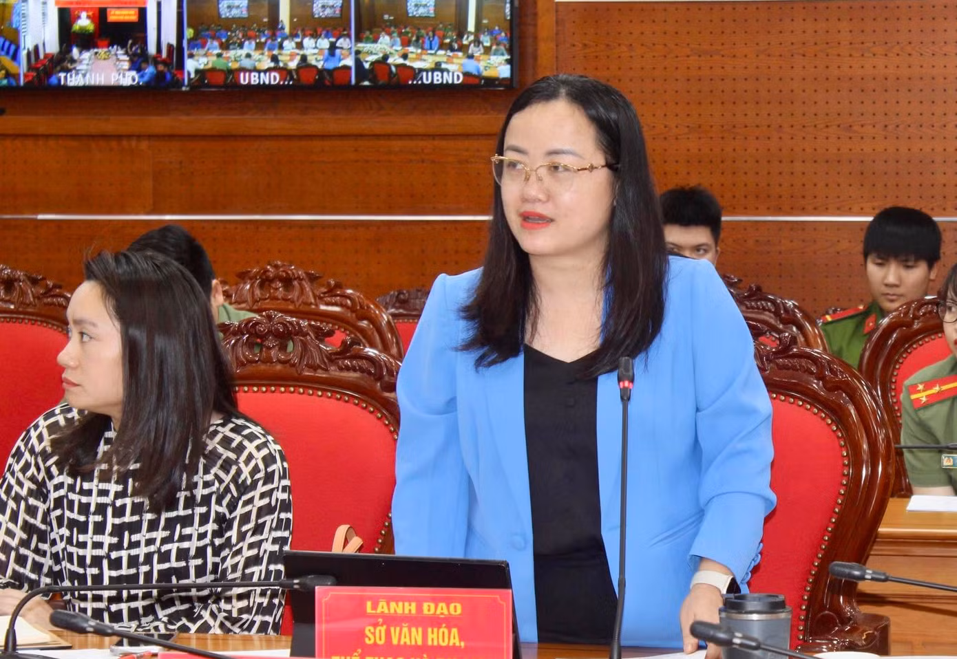 Lãnh đạo sở, ngành trả lời các ý kiến của thanh niên. Lãnh đạo sở, ngành trả lời các ý kiến của thanh niên.