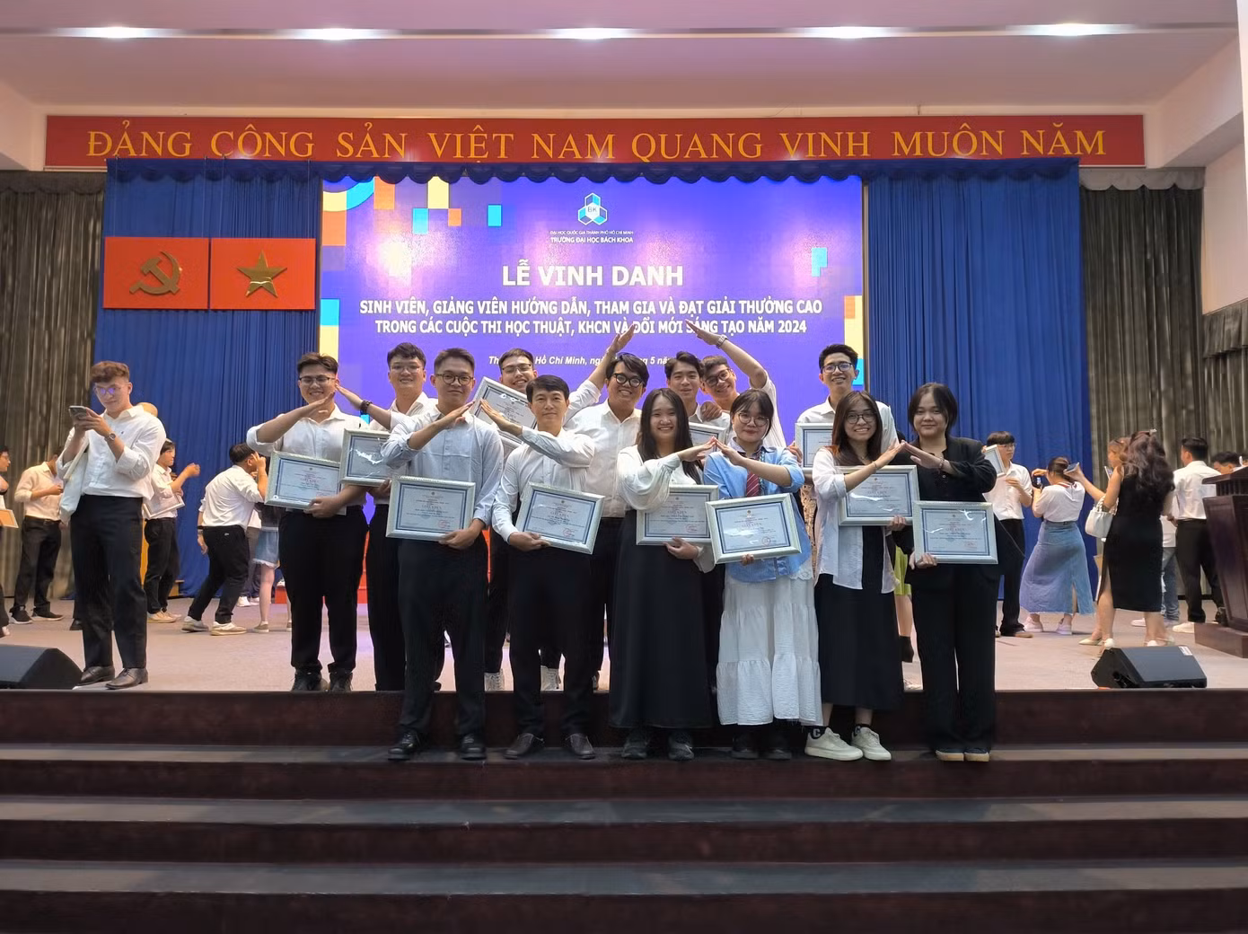 Nhóm sinh viên đạt giải Nhất Liên hoan Sinh viên Kiến trúc toàn quốc năm 2024.