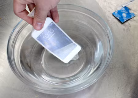 Trong một số tình huống như đi mưa chẳng hạn, để tránh điện thoại dính nước, bạn có thể cho nó vào chiếc bao cao su. Với cách này, điện thoại sẽ được bảo vệ ngay cả khi bị ngập dưới nước.
