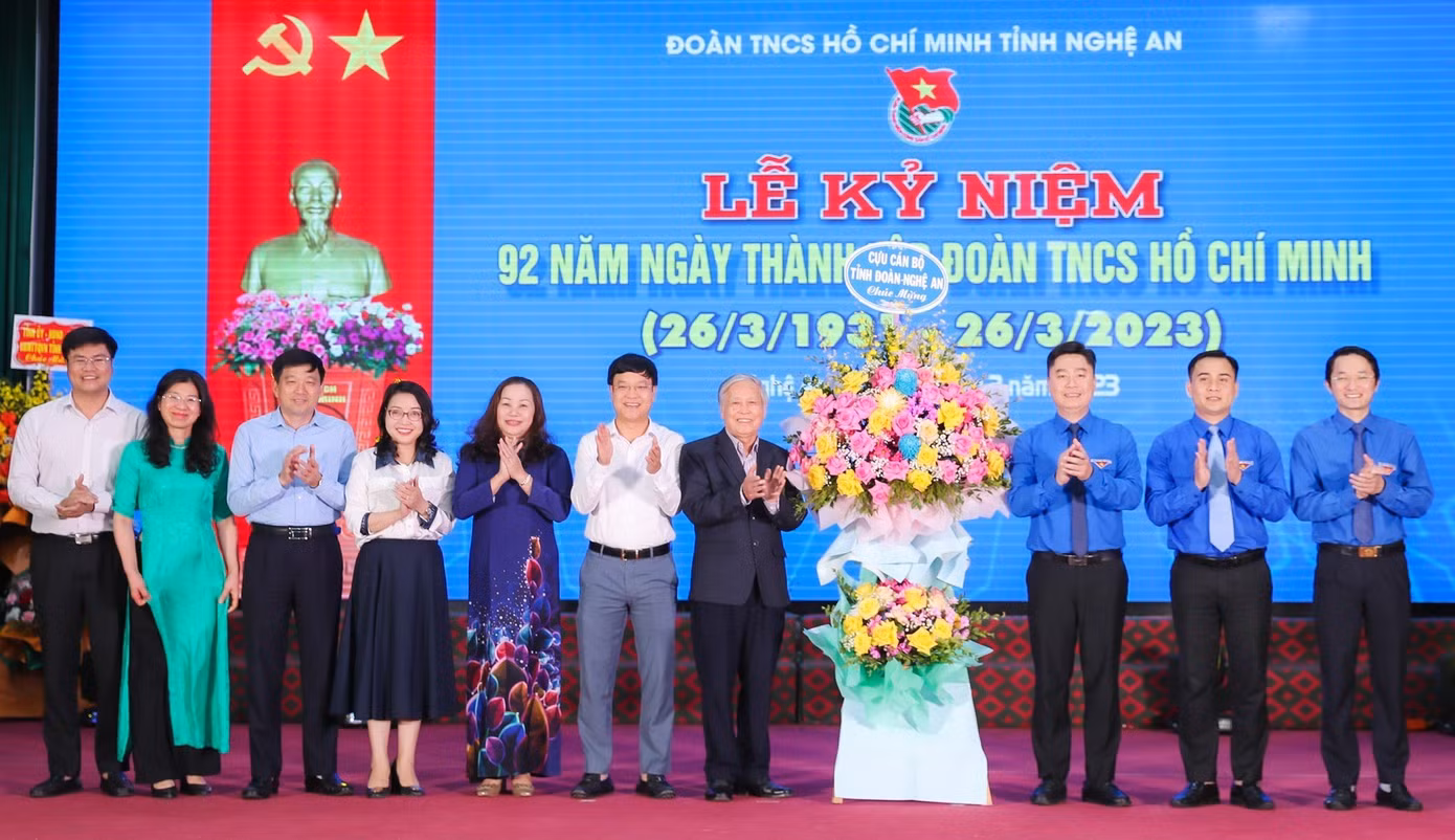 Cựu cán bộ Tỉnh Đoàn Nghệ An chúc mừng.