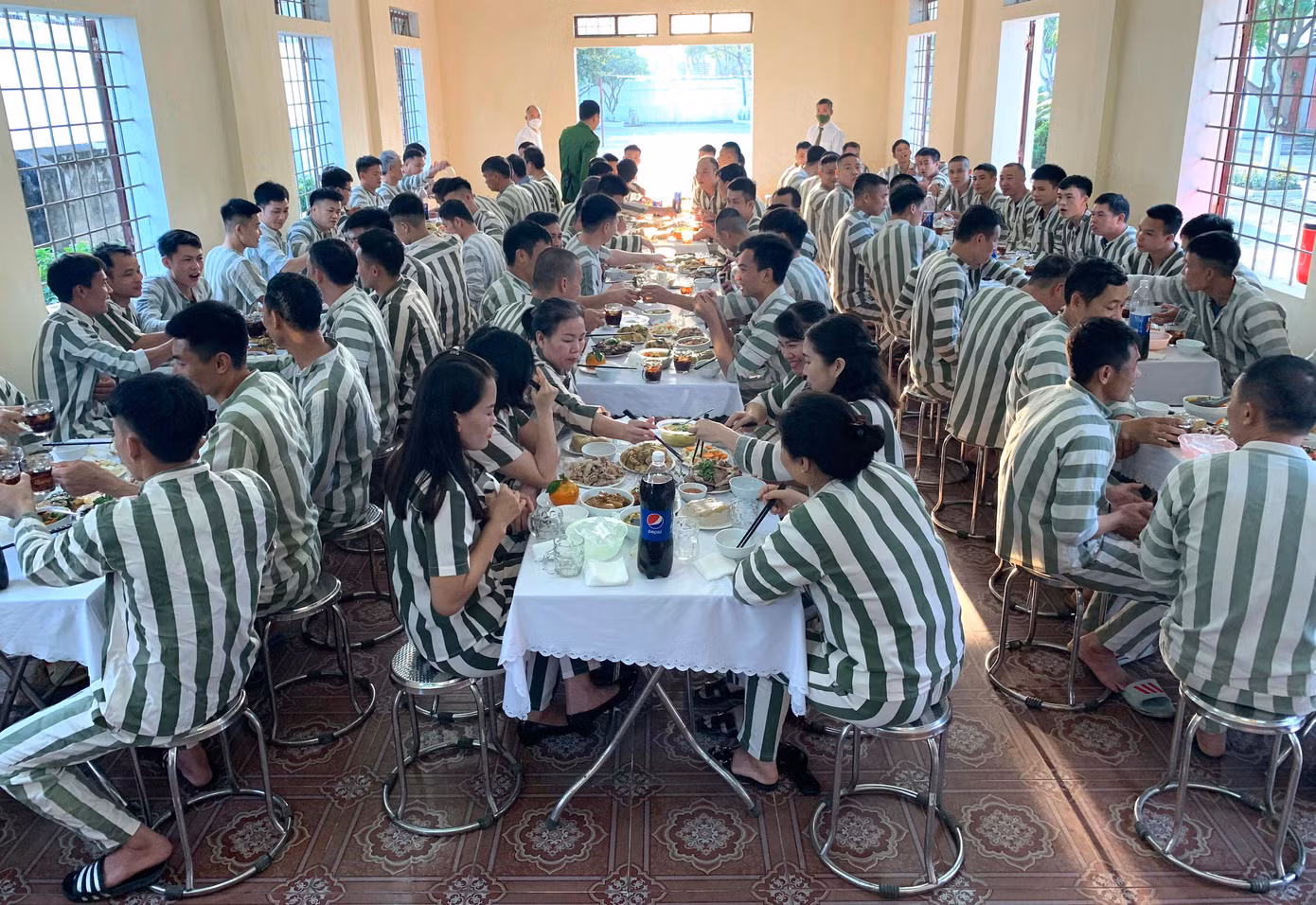 Ngoài chuẩn bị bữa cơm tất niên cho 90 phạm nhân, thời điểm này công tác chuẩn bị đón Tết cho hơn 1.000 người bị tạm giữ, tạm giam cũng đã hoàn tất.