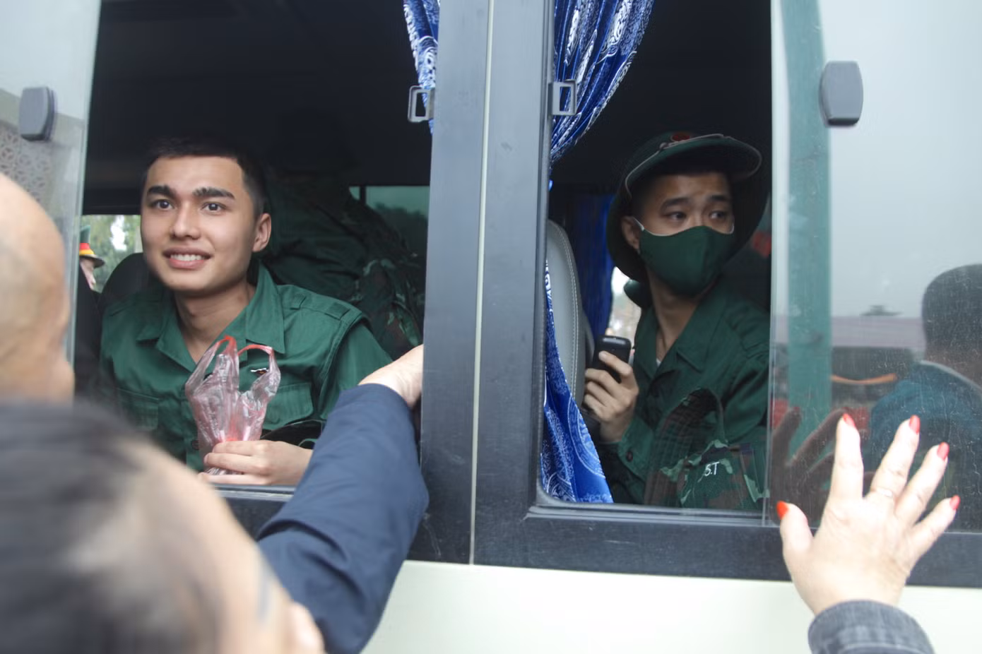 Trước lúc xe lăn bánh, nhiều thanh niên vui mừng, háo hức, quyến luyến chia tay người thân.