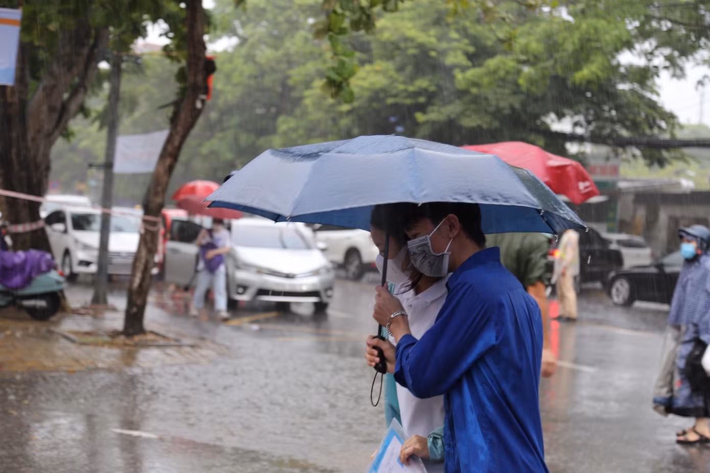 Ảnh hưởng của áp thấp nhiệt đới, ngày đầu tiên diễn ra kỳ thi tốt nghiệp THPT năm 2021, địa bàn Nghệ An có mưa nên từ sáng sớm, đoàn viên thanh niên tình nguyện đã chuẩn bị ô che mưa, đón đưa các sĩ tử vào phòng thi không bị ướt.