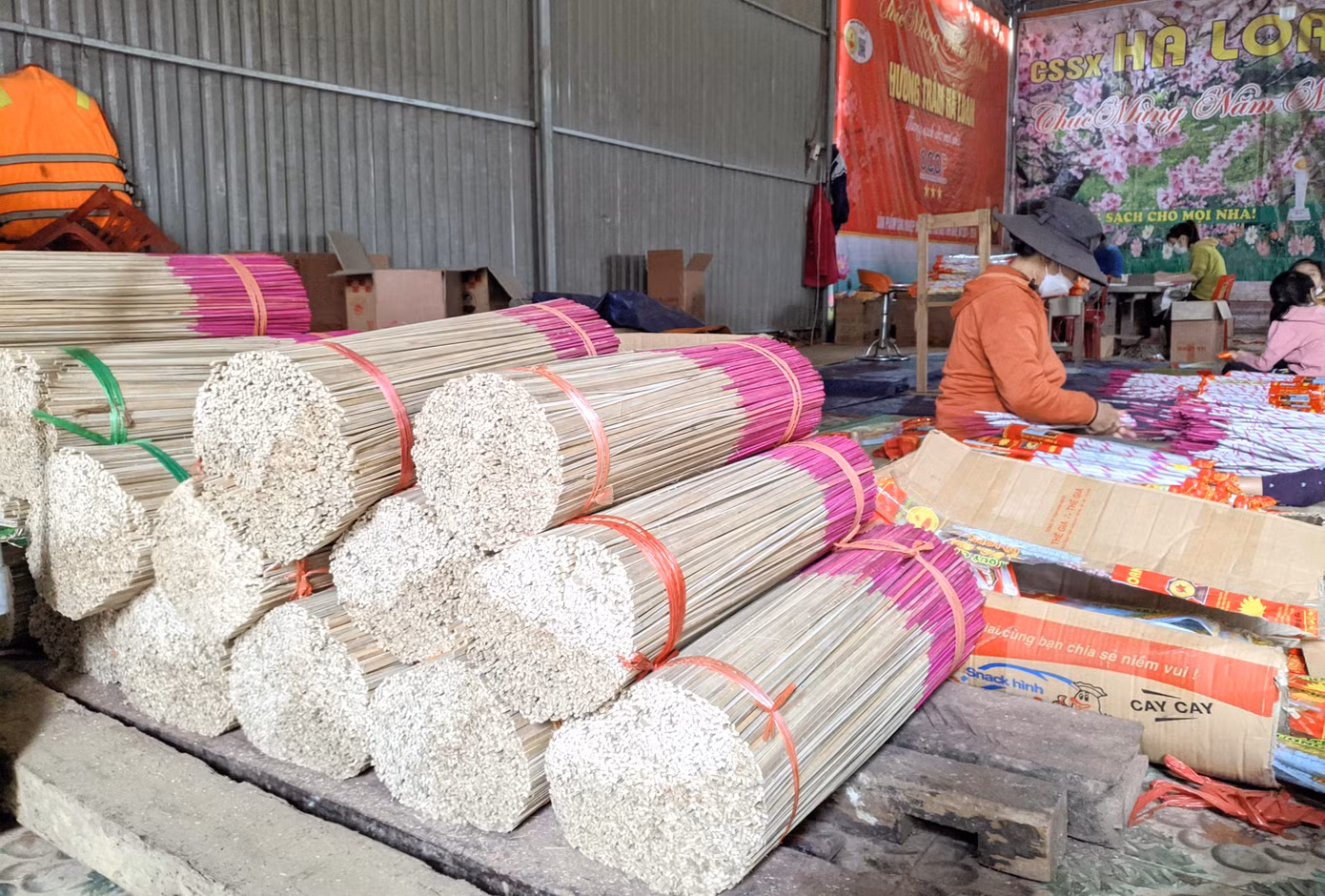 Tre nứa sau khi được chẻ nhỏ, vót đều thì đem ngâm nước vài tháng rồi vớt lên phơi khô trước khi quấn thành que hương thành phẩm. Nhờ quá trình ngâm nước, tẩy rửa mà hương cháy đượm, tàn hương không bị rụng mà uốn thành hình xoắn cong.