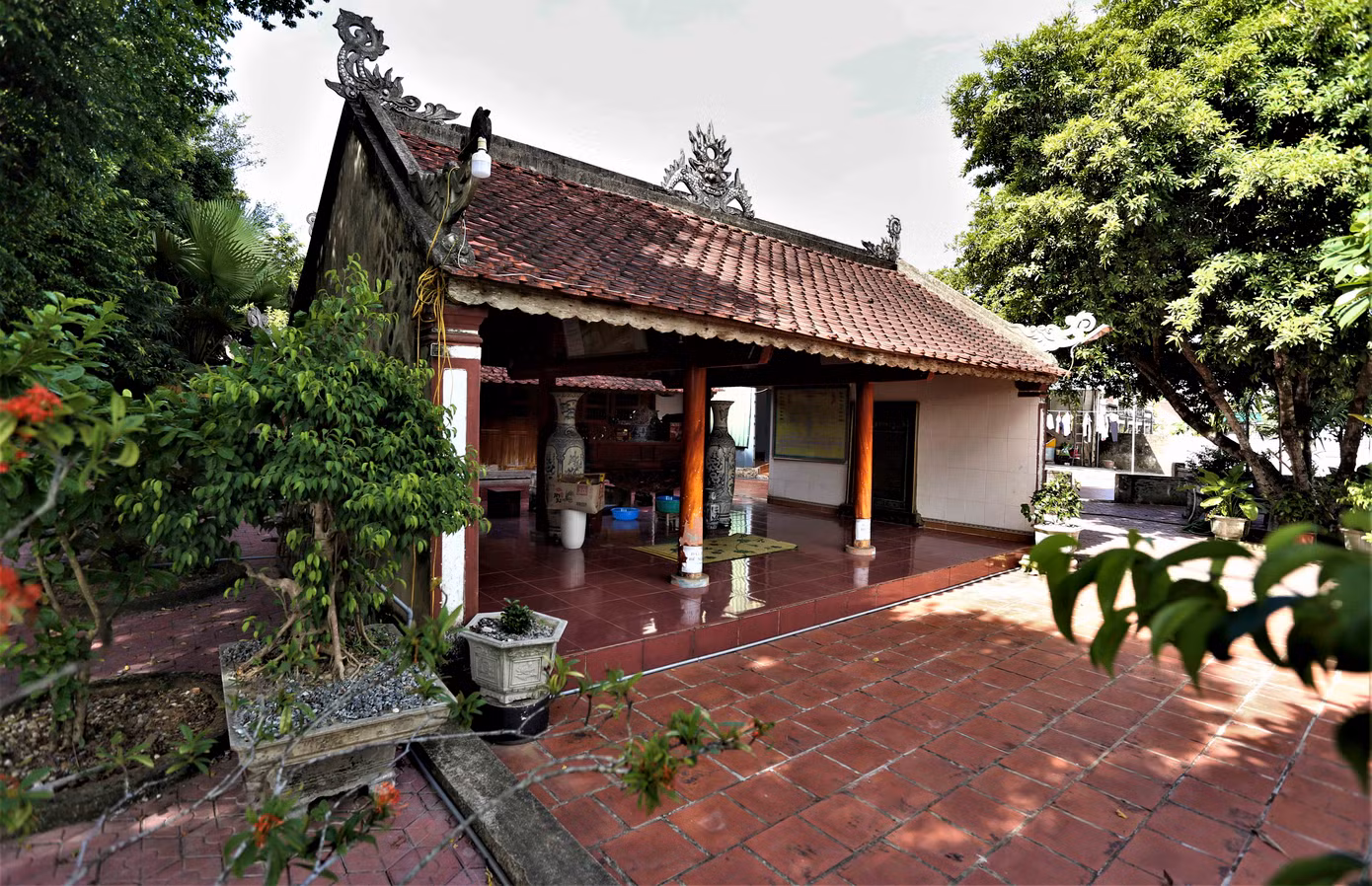 Về di sản văn hóa vật thể, đến nay làng còn giữ được trên 15 di tích lớn nhỏ, trong đó có 4 di tích được xếp hạng quốc gia, 9 di tích cấp tỉnh cùng hệ thống nhà thờ của các dòng họ khác.