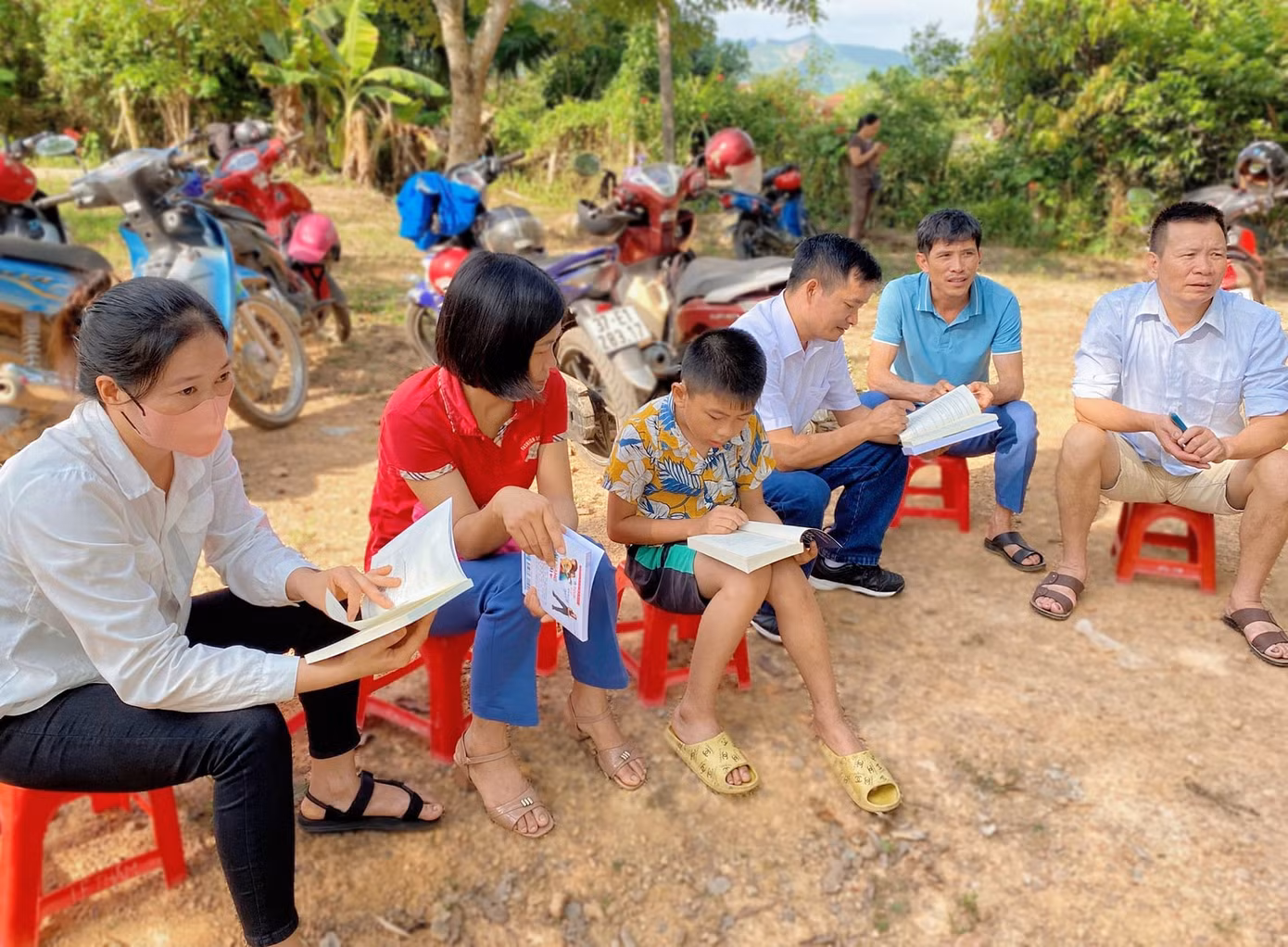 Không chỉ tặng nước, các đoàn viên thanh niên còn trao tặng quạt, tặng sách để phụ huynh phía ngoài tranh thủ đọc sách, quạt mát chờ các thí sinh làm bài.