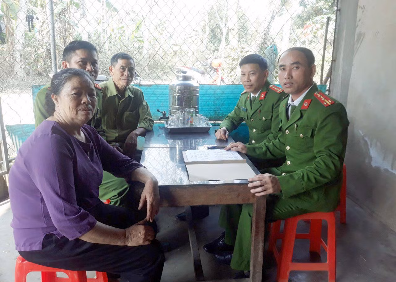 Thiếu tá Nguyễn Thọ Tùng cùng đồng đội giúp đỡ nhiều hoàn cảnh khó khăn trên địa bàn.