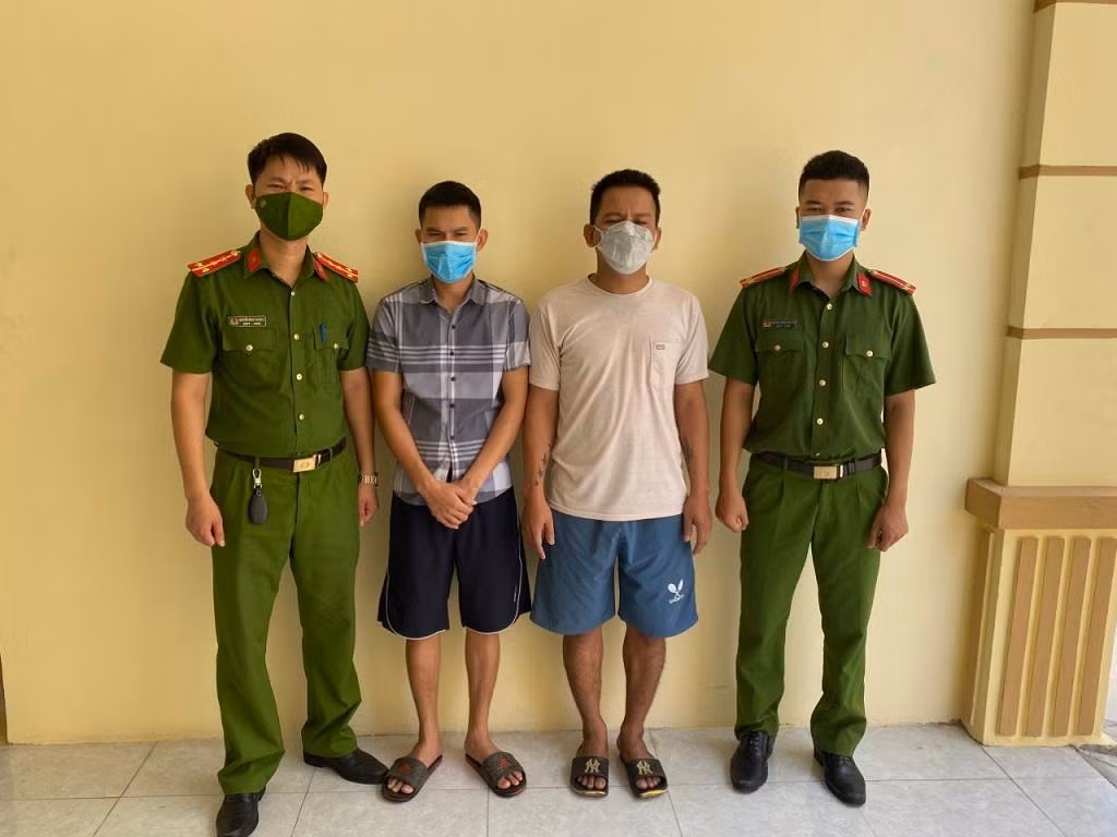 Nam và Minh tại cơ quan công an