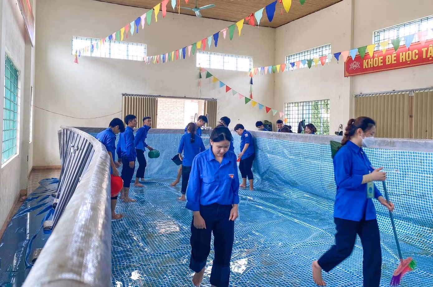 Thanh niên tình nguyện còn dọn vệ sinh các bể dạy bơi và tập huấn kỹ năng phòng chống đuối nước, tai nạn thương tích.