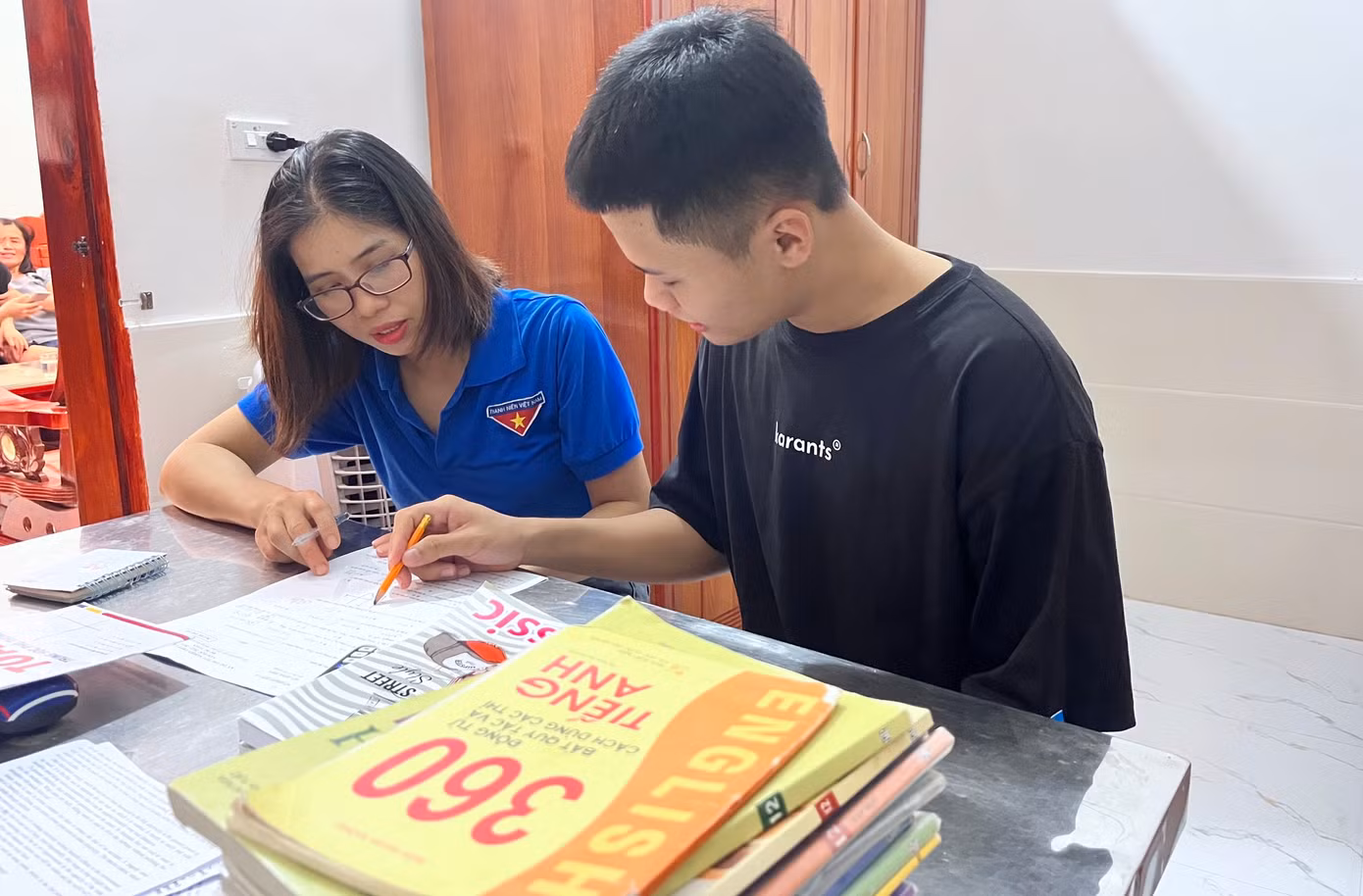 Các cơ sở đoàn xã, thị trấn thành lập các đội hình giảng viên, giáo viên trẻ, sinh viên có thành tích học tập tốt tại các địa phương để hỗ trợ ôn tập kiến thức, giải đáp các thắc mắc, bài tập khó cho học sinh lớp 12 trên địa bàn.