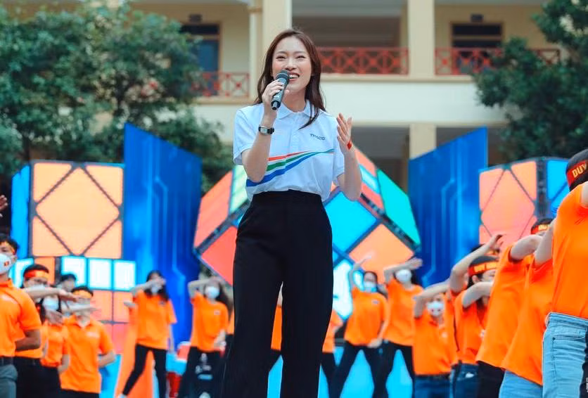 Dẫn điểm cầu tại cầu truyền hình Nghệ An là MC Khánh Vy cũng là một cựu học sinh của Trường THPT chuyên Phan Bội Châu và nay là MC chính thức của cuộc thi Đường lên đỉnh Olympia năm thứ 22.