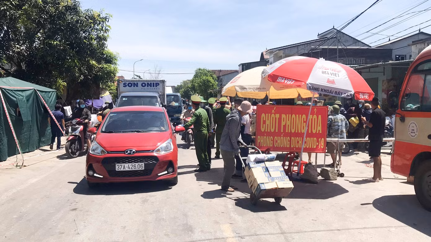 Nhu cầu đi lại của người dân nhiều, số lượng người, phương tiện luôn ở mức cao, lực lượng làm nhiệm vụ tại điểm các điểm chốt thêm phần vất vả, mệt nhọc.