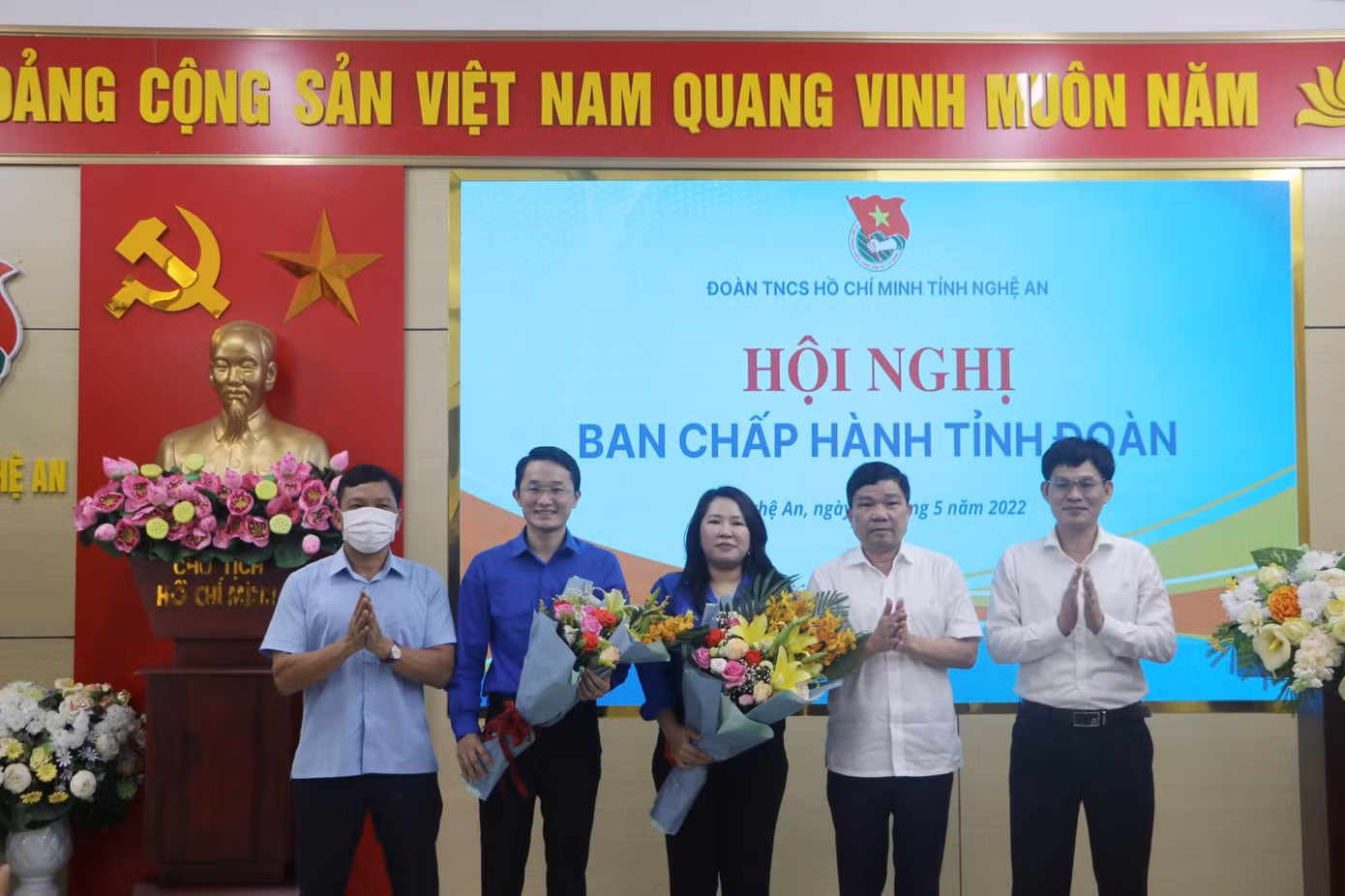 Đại biểu các Ban Đảng Tỉnh ủy và Đảng ủy khối các cơ quan tỉnh Nghệ An tặng hoa chúc mừng hai tân Phó Bí thư Tỉnh đoàn Nghệ An.