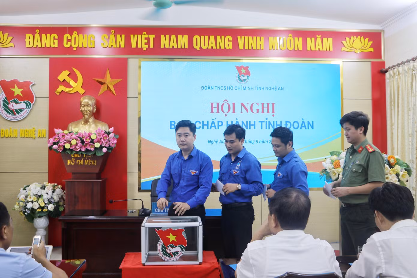 Ban chấp hành Tỉnh đoàn Nghệ An bỏ phiếu bầu 2 Phó Bí thư.