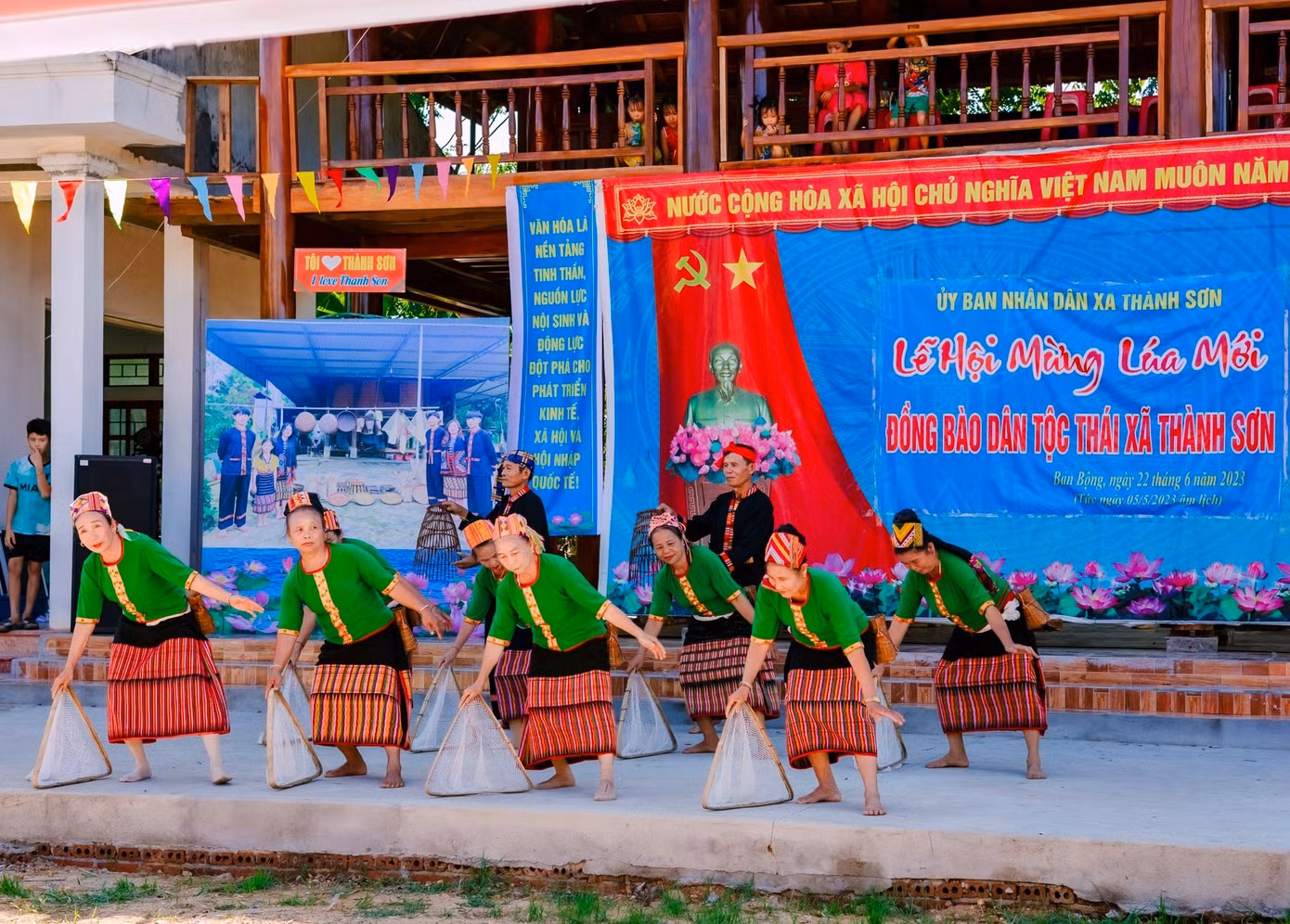 Ông Đào Anh Tân - Chủ tịch UBND xã Thành Sơn (huyện Anh Sơn, Nghệ An) cho biết xã này vừa tổ chức lễ hội mừng lúa mới cho bà con đồng bào dân tộc Thái sinh sống trên địa bàn xã. Trước đây lễ hội được tổ chức 2 ngày gồm phần lễ và phần hội. Năm nay lễ hội được rút gọn chỉ tổ chức trong một ngày nhưng cũng đầy trang nghiêm, long trọng ở phần lễ và vui tươi, đặc sắc ở phần hội. Ảnh: Hạnh Phúc.
