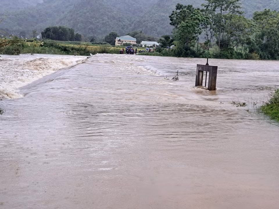Cầu tràn đi vào xã Lục Dạ, Môn Sơn (Con Cuông, Nghệ An) bị ngập sâu trong nước lũ.