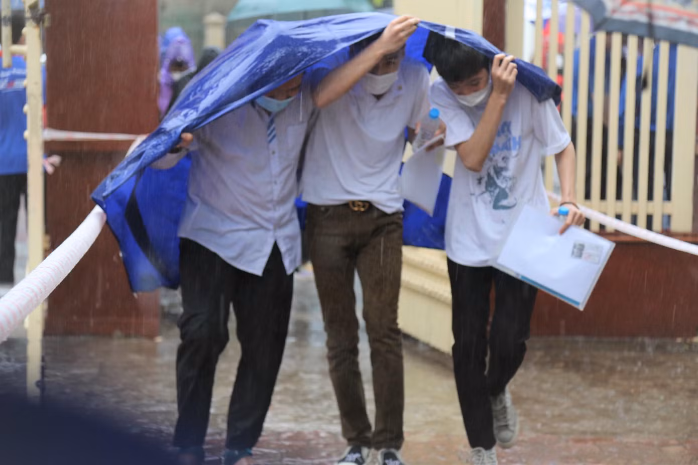 Sáng sớm 7/7, địa bàn Nghệ An có mưa đã ảnh hưởng không nhỏ tới việc di chuyển của các thí sinh tới điểm thi.