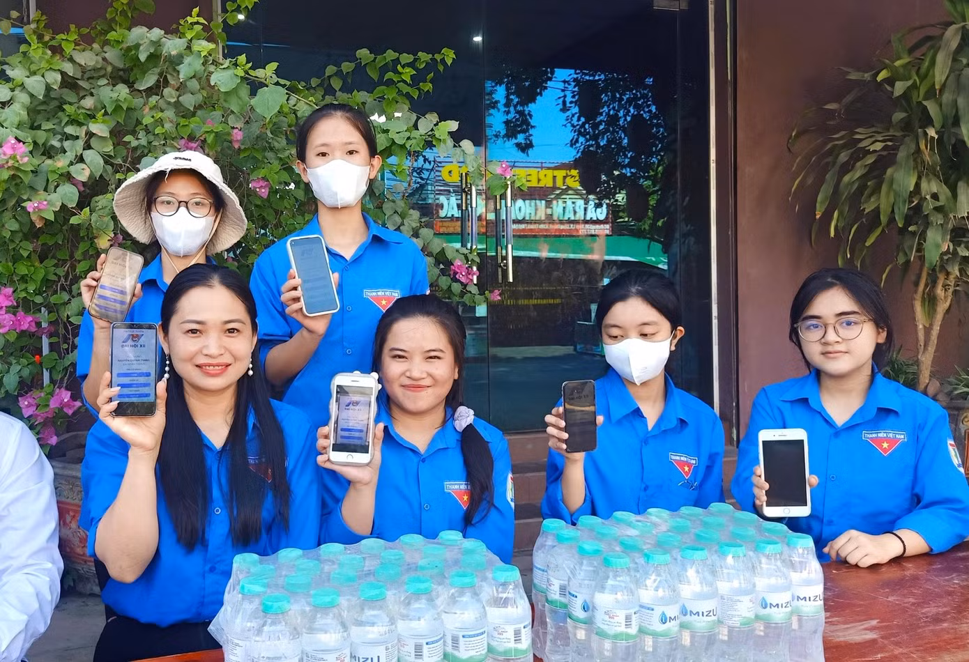 Các đoàn viên ở điểm thi THPT Anh Sơn 1 (huyện Anh Sơn) và đoàn viên huyện Yên Thành (Nghệ An).