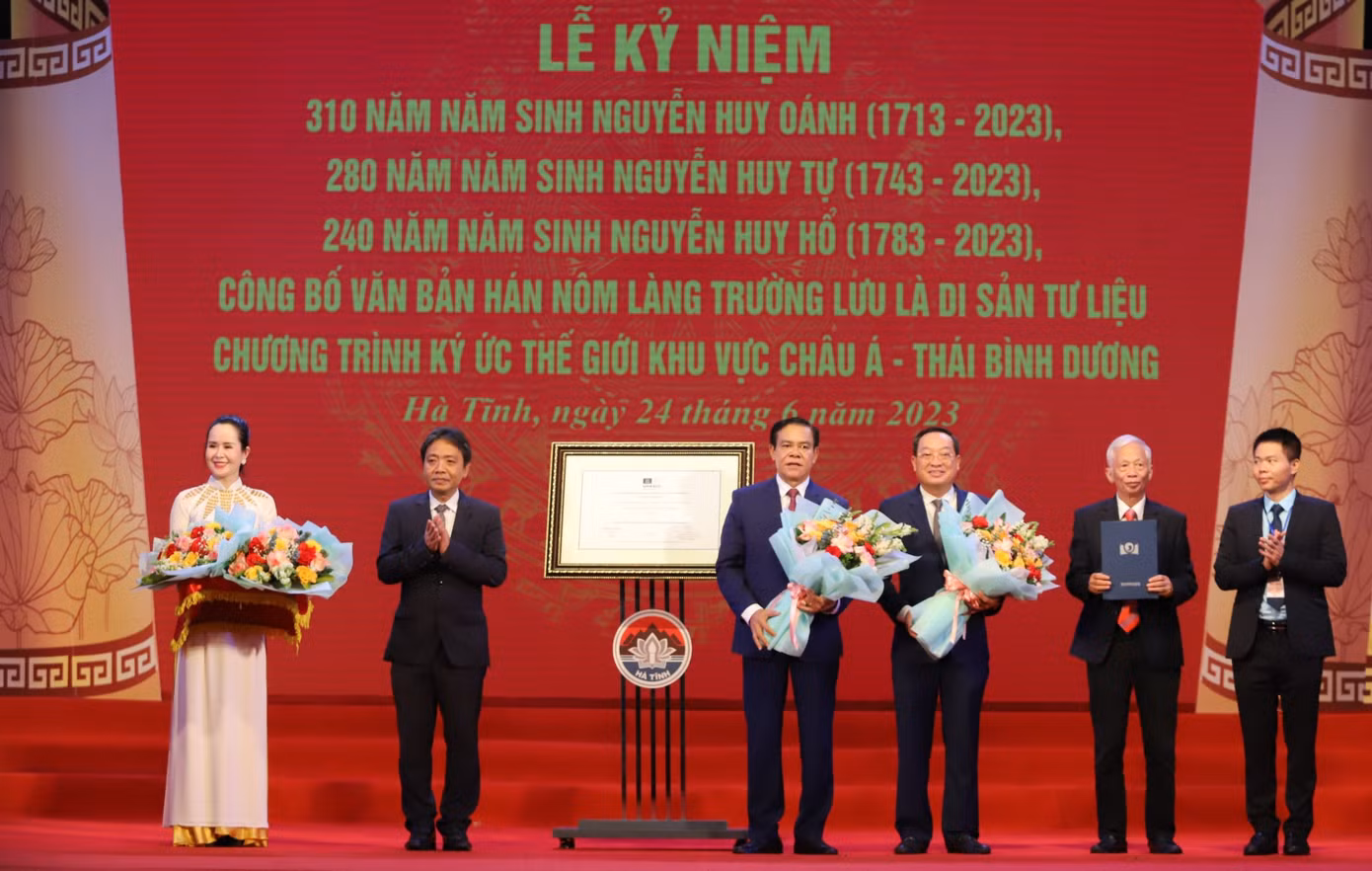 Cuối tháng 6 vừa qua, Hà Tĩnh đón nhận Bằng công nhận Văn bản Hán Nôm Làng Trường Lưu là Di sản tư liệu Chương trình ký ức thế giới Khu vực châu Á-Thái Bình Dương.